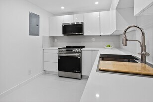 525 N Ocean Blvd, Unit 422 in Pompano Beach, FL - Building Photo