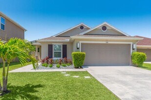 5940 NW Pine Trail Cir in Port St. Lucie, FL - Building Photo