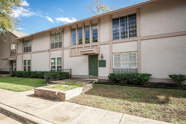 10584 High Hollows Dr in Dallas, TX - Building Photo