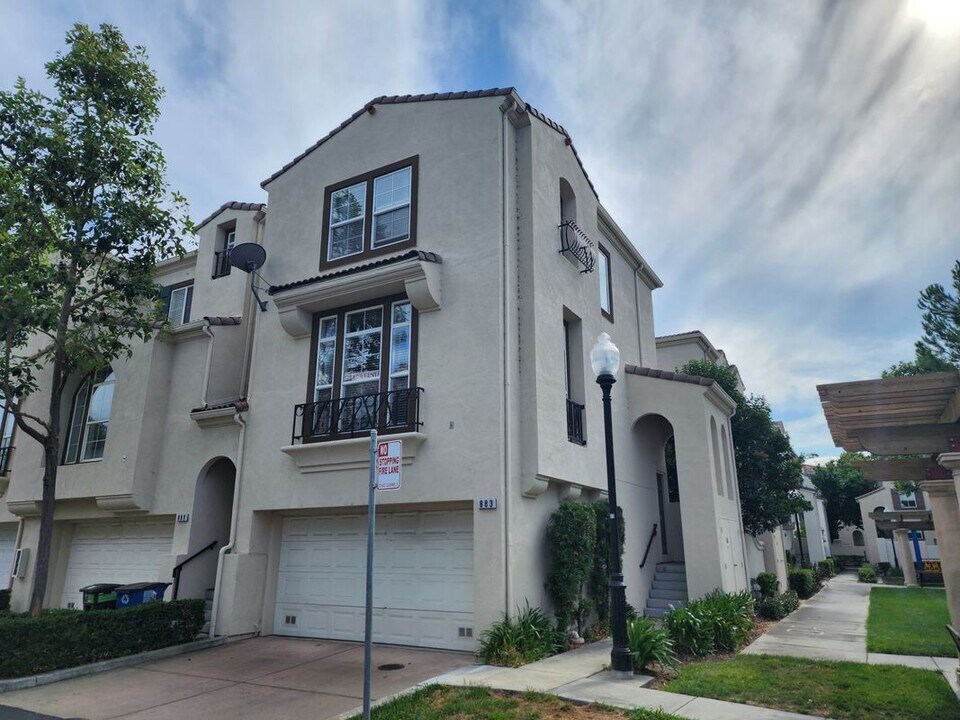 883 Fire Walk in Milpitas, CA - Foto de edificio