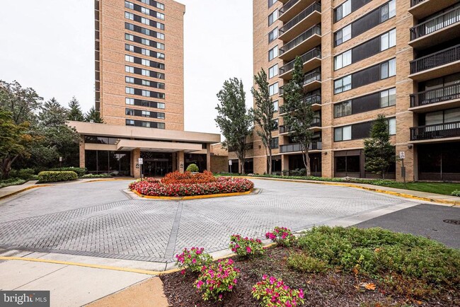 property at 3713 S George Mason Dr