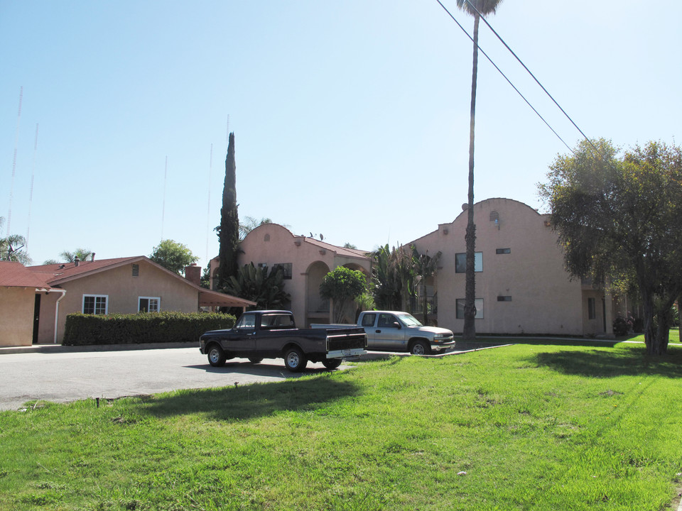 554-560 S 5th Ave in La Puente, CA - Building Photo