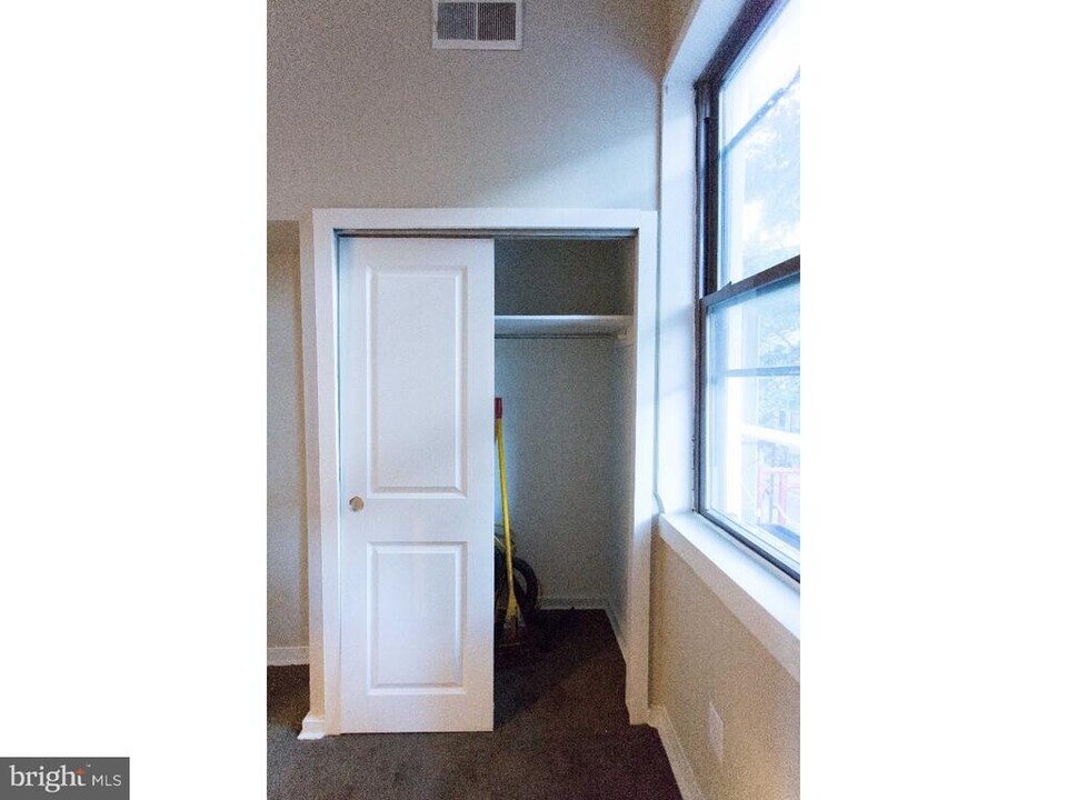 413 S 11th St in Philadelphia, PA - Building Photo