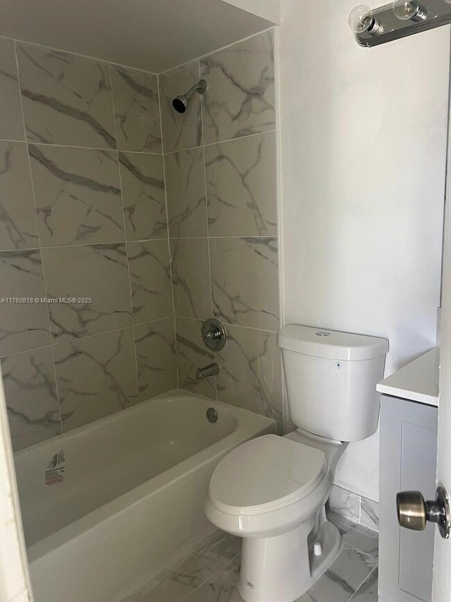 438 NE 210th Cir Terrace in Miami, FL - Building Photo - Building Photo