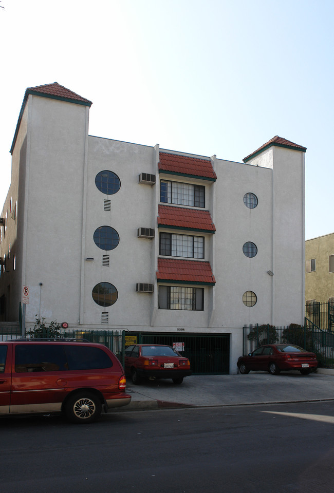 235 S Mariposa Ave in Los Angeles, CA - Foto de edificio - Building Photo