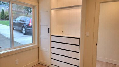 7605 SW 51st Pl in Portland, OR - Building Photo - Building Photo