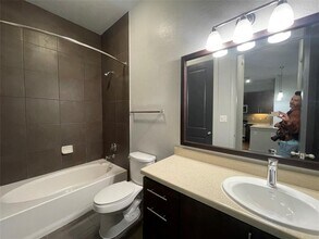 2525 McCue Rd in Houston, TX - Building Photo - Building Photo