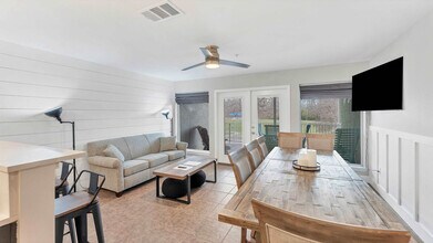 730 E Mather St in New Braunfels, TX - Foto de edificio - Building Photo