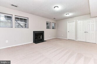 4014 Rosemeade Dr in Fairfax, VA - Foto de edificio - Building Photo