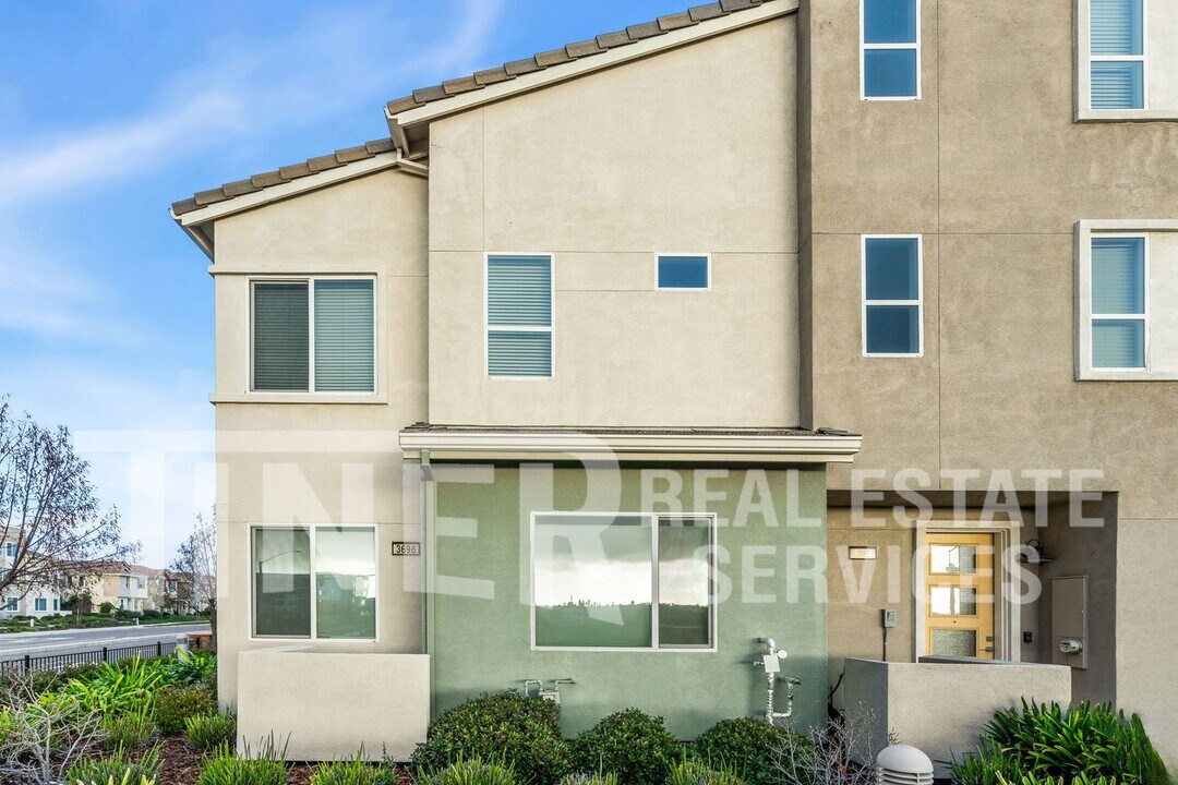 3698 E Commerce Way in Sacramento, CA - Building Photo