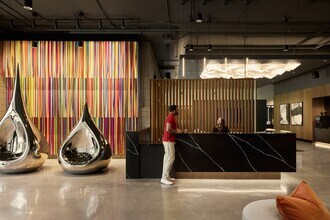 The Q De Soto in Woodland Hills, CA - Foto de edificio - Building Photo