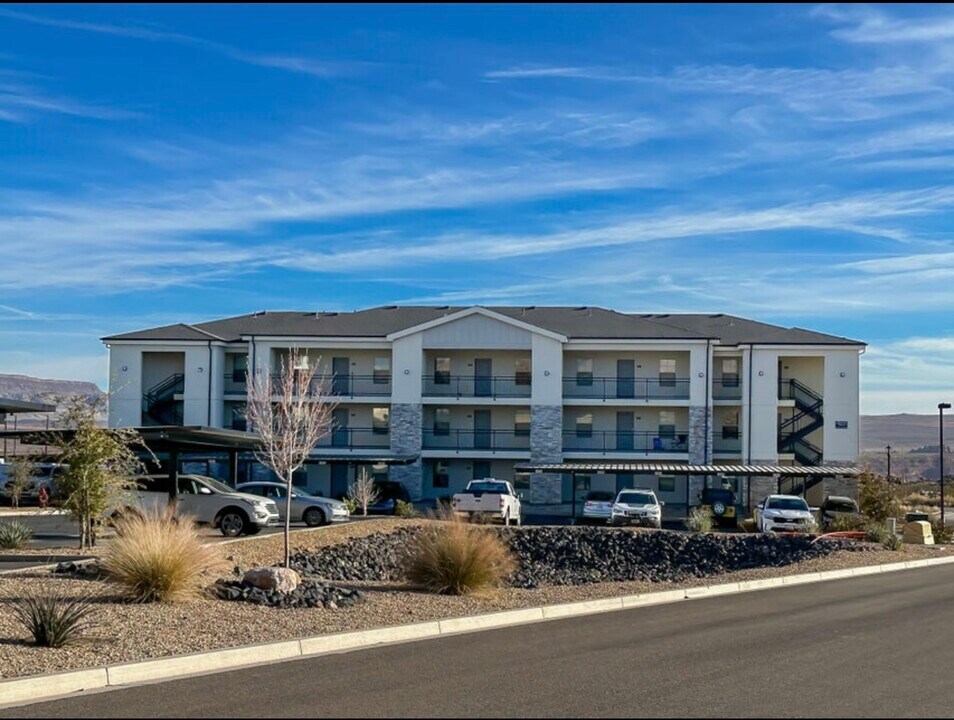 128 N Lone Rock Dr, Unit A-303 in Hurricane, UT - Foto de edificio