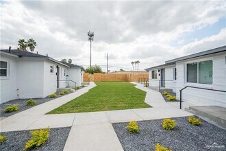 802 Redwood Ave, Unit 1 in McAllen, TX - Building Photo - Building Photo