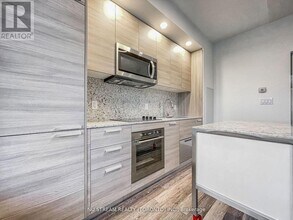 75-975 Canterbury Pl in Toronto, ON - Building Photo - Building Photo