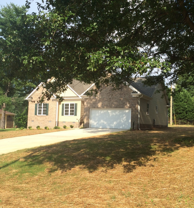 4702 Sweetbriar Rd in Greensboro, NC - Building Photo - Building Photo