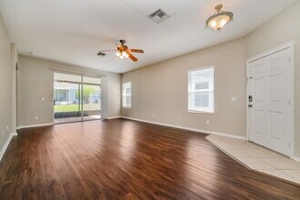 6816 Surrey Oak Dr in Apollo Beach, FL - Building Photo - Building Photo