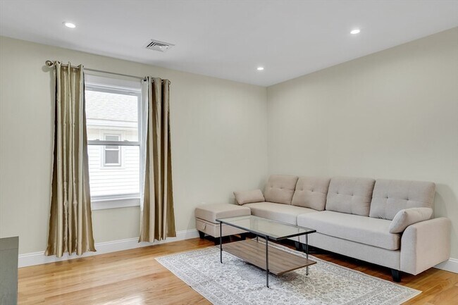 52 Holyoke St, Unit 2 in Quincy, MA - Foto de edificio - Building Photo