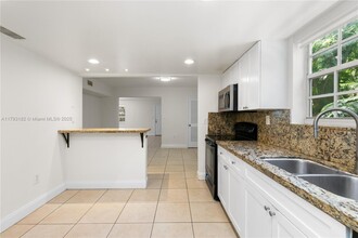 301 Bird Rd in Coral Gables, FL - Foto de edificio - Building Photo