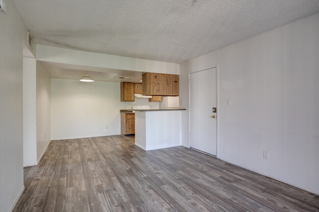 Sierra Walk in Glendale, AZ - Building Photo - Interior Photo