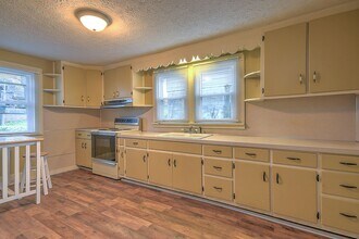 1017 Fairview Ave in Kingsport, TN - Foto de edificio - Building Photo