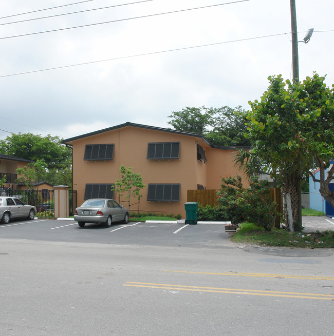 2525-2533 SW 9th Ave in Fort Lauderdale, FL - Foto de edificio - Building Photo
