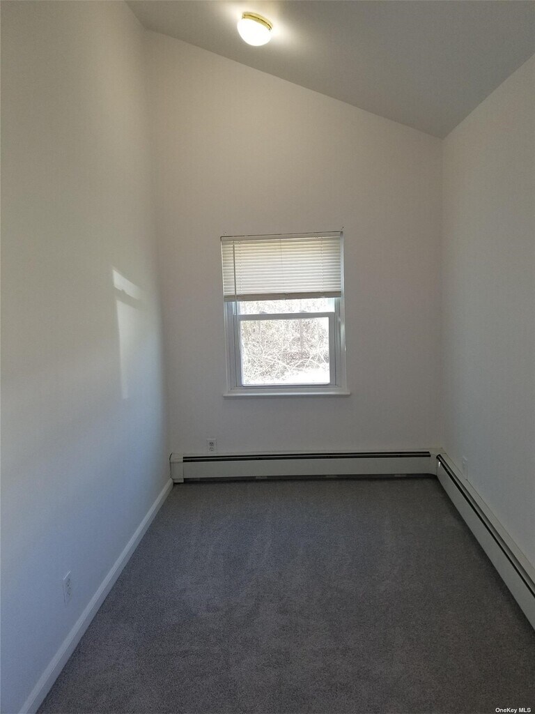 18 Roberts Rd W Rentals in Shirley, NY