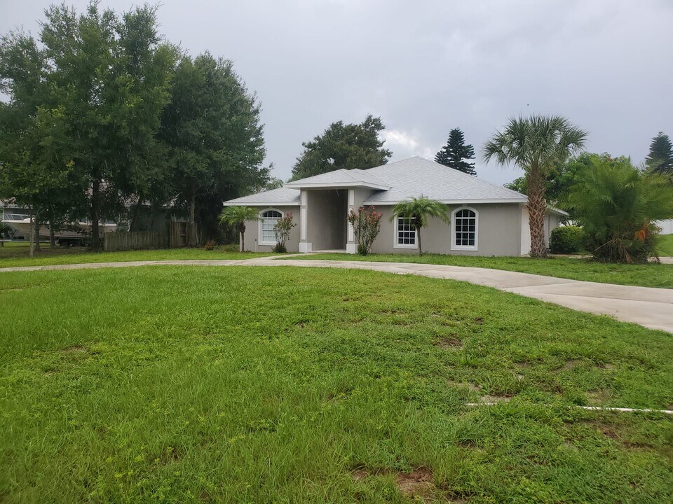1025 W Lake Hamilton Dr in Winter Haven, FL - Building Photo