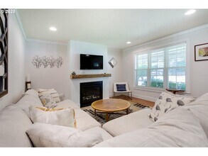 6352 SW Dawn St in Lake Oswego, OR - Foto de edificio - Building Photo