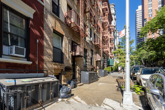 244-246 E 90th St in New York, NY - Foto de edificio - Building Photo