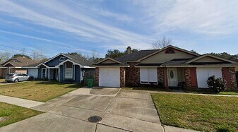 46 Iris Ln in Westwego, LA - Building Photo