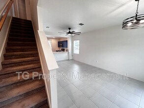 379 Annies Pl in Jacksonville, FL - Foto de edificio - Building Photo