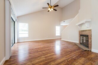 402 E Springtree Way in Lake Mary, FL - Foto de edificio - Building Photo