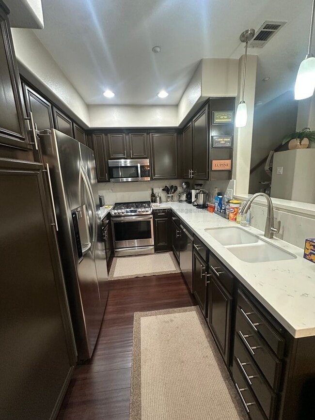 3086 Via Maximo in Carlsbad, CA - Foto de edificio - Building Photo