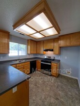 16026 W Gentry Ave in Kerman, CA - Foto de edificio - Building Photo