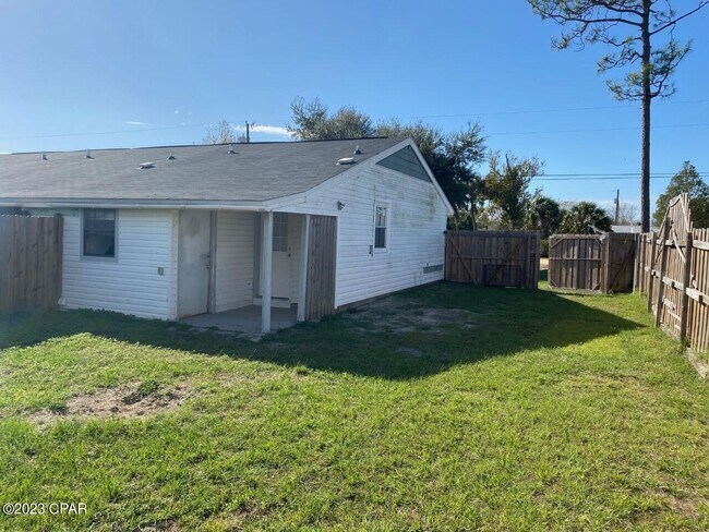 8202 Eastwood Ave in Youngstown, FL - Building Photo - Building Photo