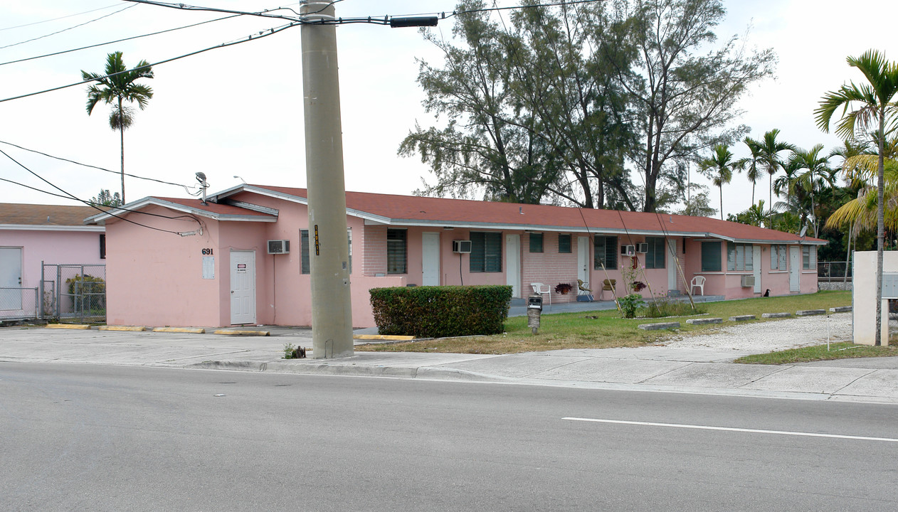 691 E 21st St in Hialeah, FL - Building Photo