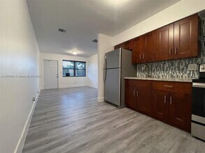 510 NE 4th Ave in Hallandale Beach, FL - Building Photo - Building Photo
