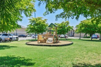 8423 Bernwood Cove Loop, Unit 401 in Ft. Myers, FL - Foto de edificio - Building Photo