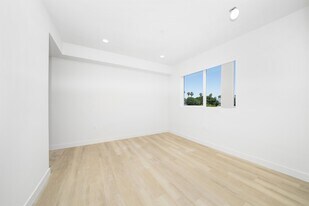 14825 Delano St in Los Angeles, CA - Building Photo