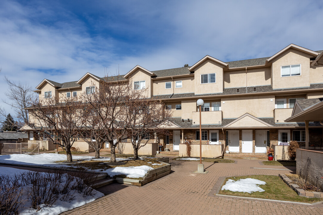 Mount Pleasant Court in Calgary, AB - Building Photo