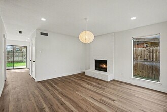 2103 Mistletoe Ave in Fort Worth, TX - Building Photo - Building Photo