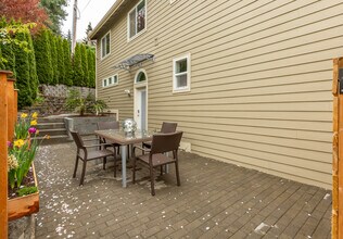 351 Lind Ave NW in Renton, WA - Building Photo - Building Photo