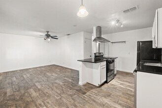 5803 Wellington Dr in Austin, TX - Building Photo - Building Photo