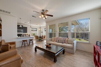 2209 Nestlewood Dr in Austin, TX - Building Photo - Building Photo