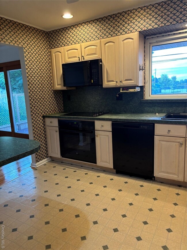 144 Asbury Ave in Carle Place, NY - Building Photo - Building Photo