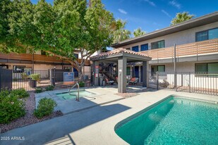 5225 E Thomas Rd in Phoenix, AZ - Building Photo