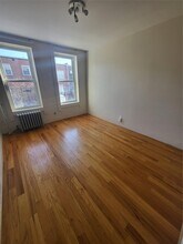 30-35 49th St-Unit -#2S in Queens, NY - Foto de edificio - Building Photo
