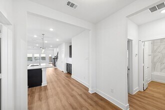 8058 Kay Hbr Dr in Cypress, TX - Foto de edificio - Building Photo