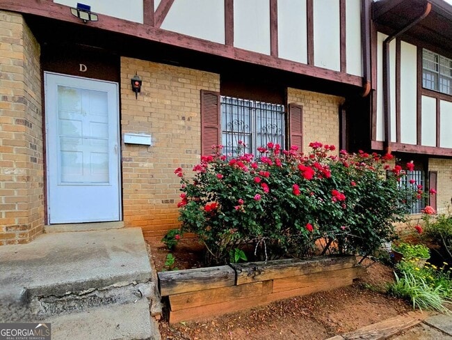 2946 N Dekalb Dr