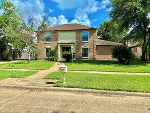 7914 Oakington Dr in Houston, TX - Foto de edificio - Building Photo